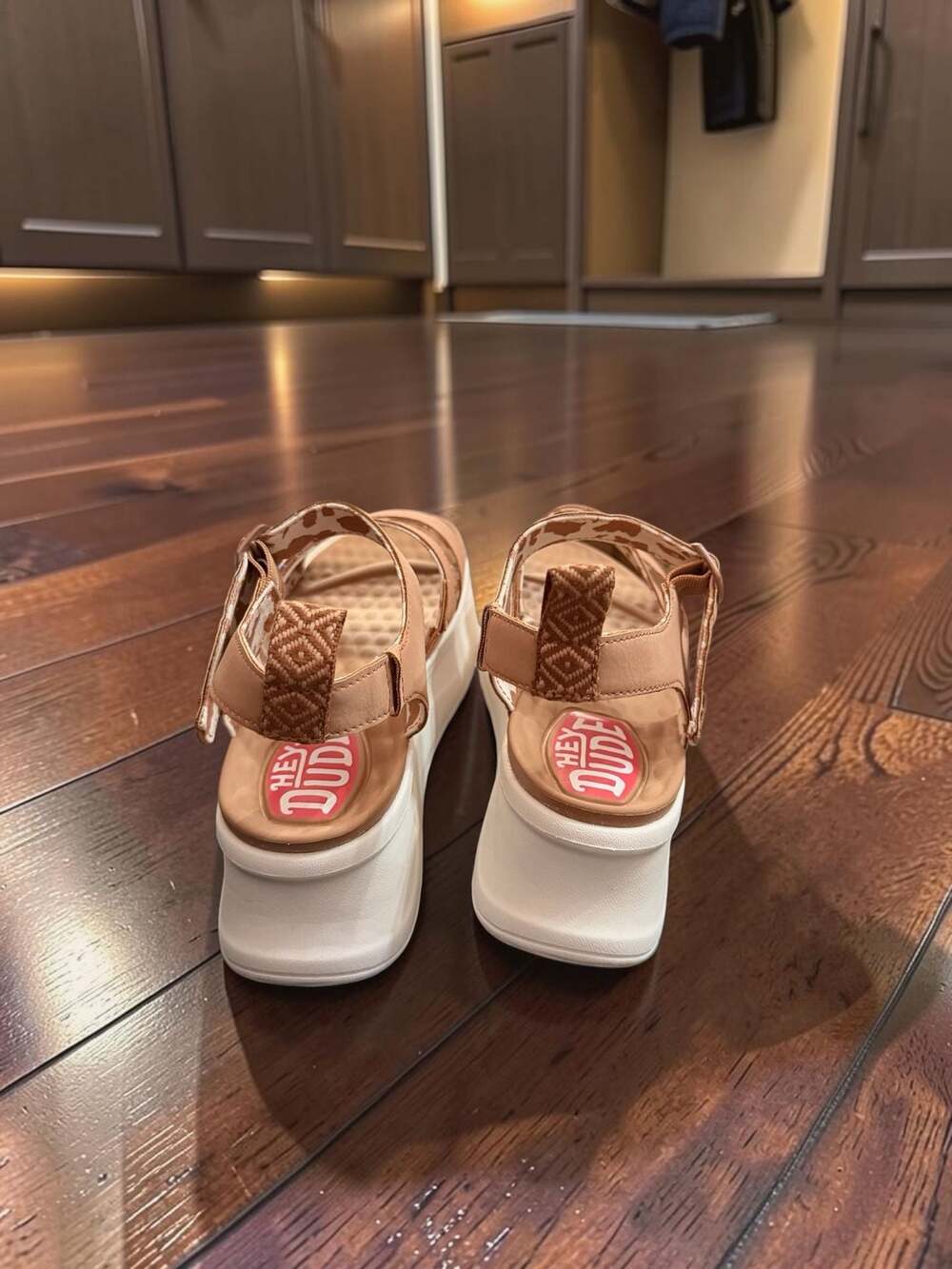 Hey Dude Delray Buckle Classic Platform Sandals in Tan Size 9 - Picture 3 of 5